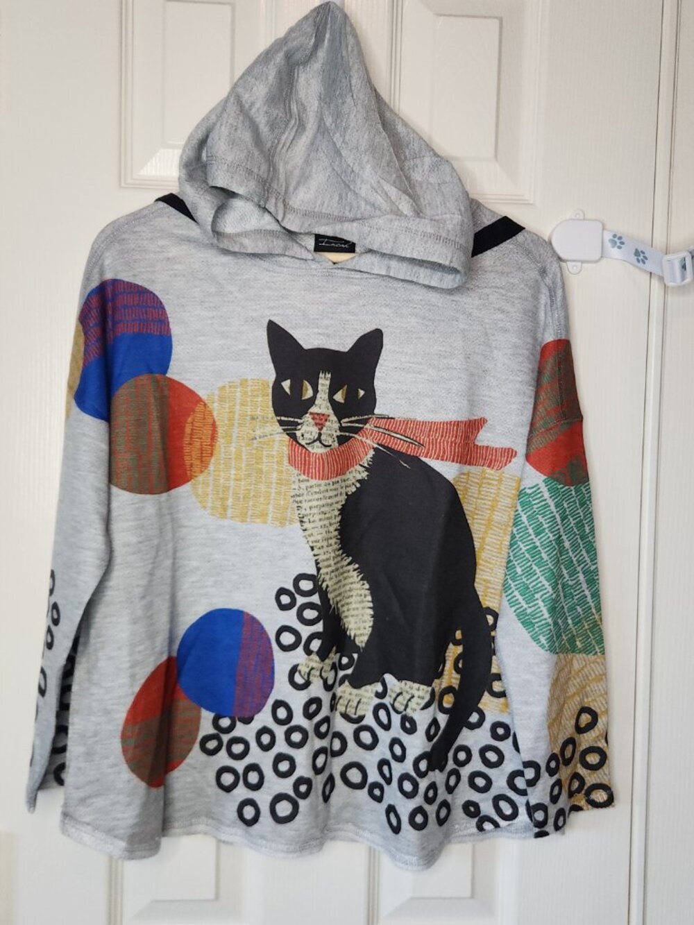 Inoah / Petalura Winter Whiskers Hooded Top in Gray
